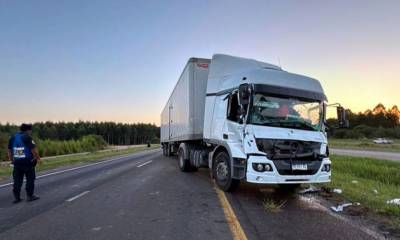 Un choque de camiones al sur de Concordia dejó un conductor atrapado y debió ser rescatado por bomberos.