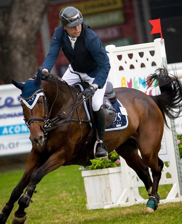 Con un gran nivel de jinetes profesionales Concordia vivió el concurso de saltos hípicos CSI 1* 