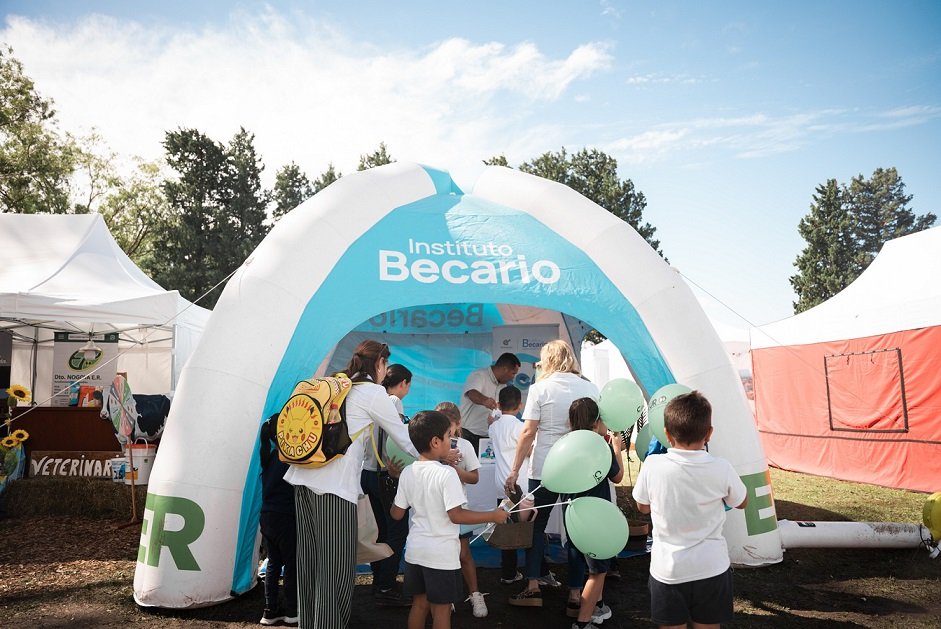 El Becario continúa con sus abordajes territoriales