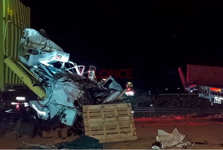 Fuerte choque entre camiones en la Ruta 14 dejó un conductor con graves lesiones.