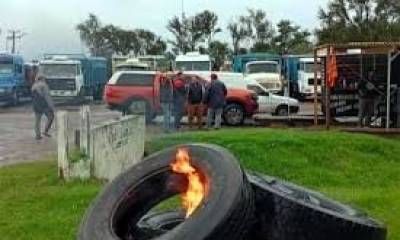 Transportistas de granos protestan a la vera de las rutas en reclamo de una suba de tarifas.