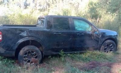 Misterioso despiste en la Ruta 22: Hallaron una camioneta abandonada cerca del paraje El Blanqueado.