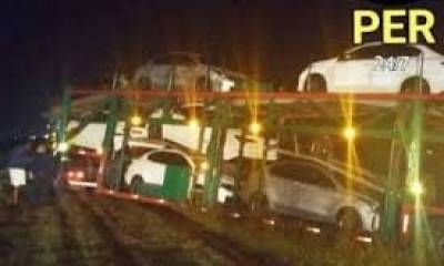 Camión cargado con una decena de autos 0 km quedó encajado en la ruta 18.