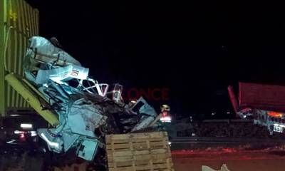 Fuerte choque entre camiones en la Ruta 14 dejó un conductor con graves lesiones.
