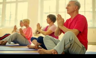 Jornada de Yoga al aire libre en Plaza 25 de Mayo.