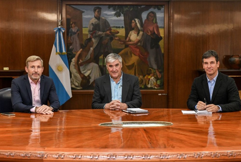 Frigerio mantuvo una reunión de trabajo con Luis Caputo y funcionarios del Ministerio de Economía de Nación