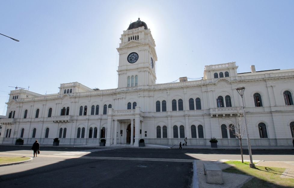 La provincia cerró la paritaria estatal con un aumento remunerativo y liquidará por decreto a los docentes