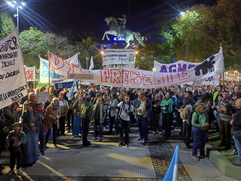 Masivas movilización en defensa de la universidad pública en Concordia