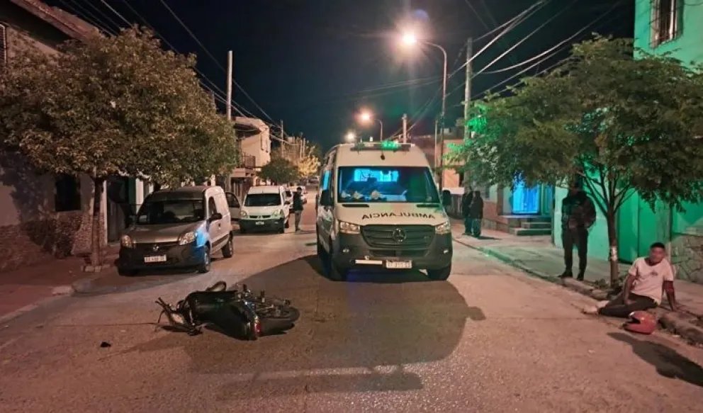 Detuvieron a un motociclista tras un grave choque contra un auto estacionado