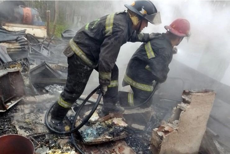 El incendio total de una vivienda dejó a un hombre solo con lo puesto.