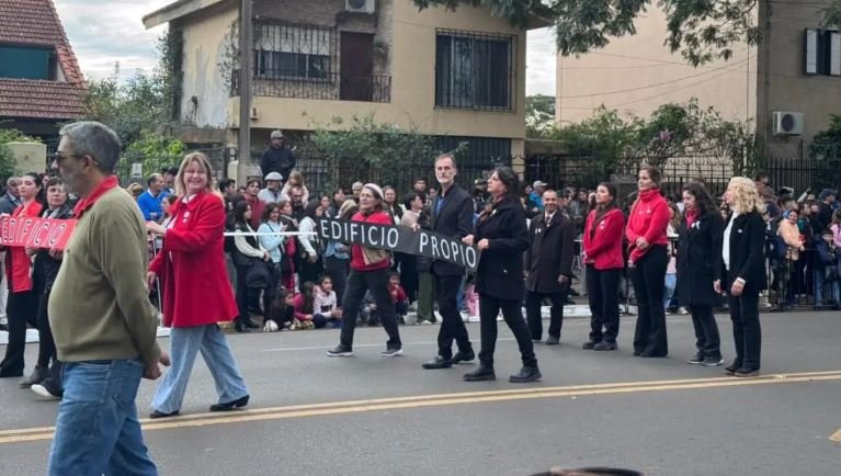 La Escuela Mariano Moreno de Concordia reclamó por edificio propio durante el desfile del 25 de mayo.