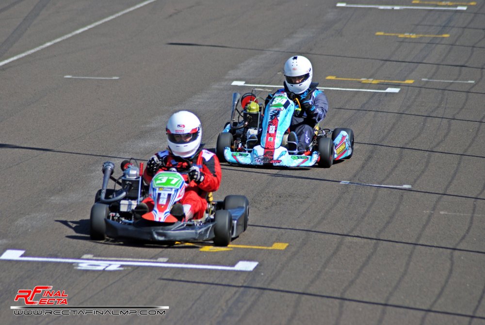 Exhibición de los karts del Karting Regional en la costanera de Concordia