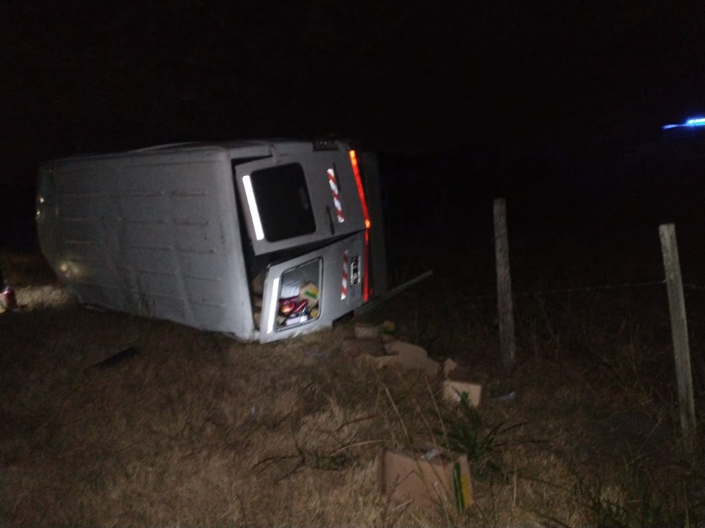 Una camioneta volcó en el 248 de la Ruta 18
