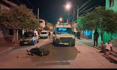Detuvieron a un motociclista tras un grave choque contra un auto estacionado