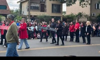 La Escuela Mariano Moreno de Concordia reclamó por edificio propio durante el desfile del 25 de mayo.