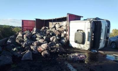 Un camión cargado con carbón volcó al sur de la ciudad de Concordia