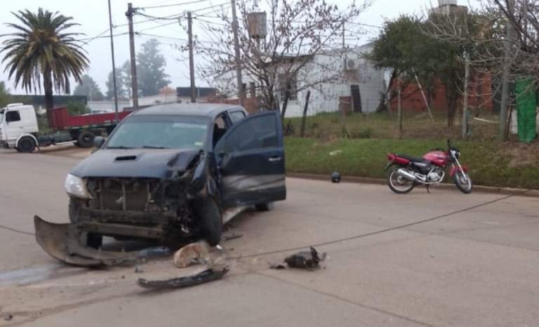 Fuerte choque entre una moto y una camioneta terminó con un hombre lesionado