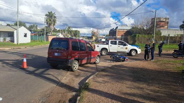 Una motociclista fue hospitalizada tras ser chocada por una camioneta