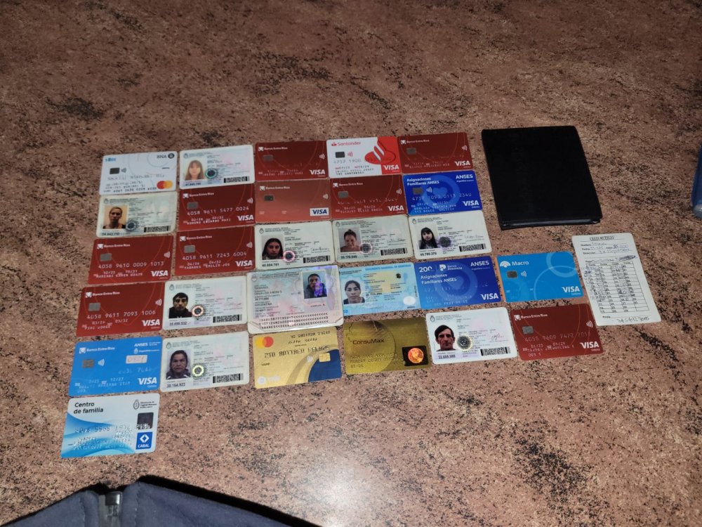 Allanamientos y secuestro de tarjetas de débito en una causa por usura y amenazas
