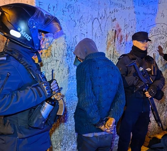 La policía detuvo a una persona sobre la cual pesaba un pedido de captura