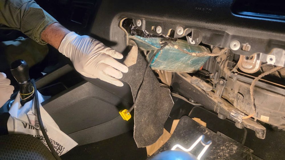 Fueron descubiertos con más de 23 kilos de pasta base acondicionados en la carrocería de un automóvil