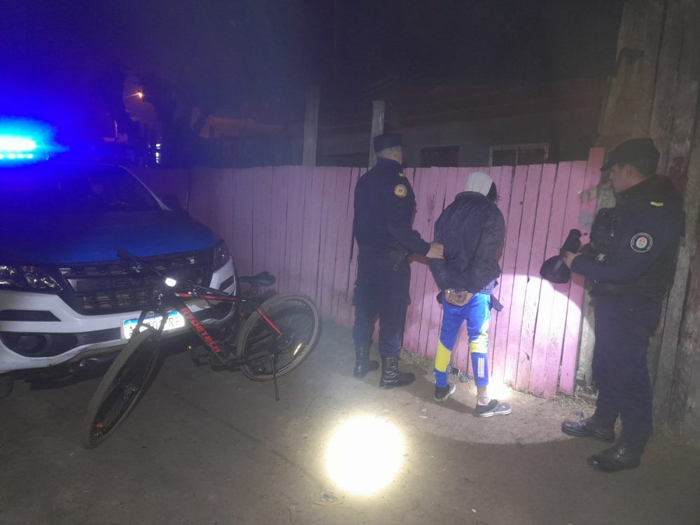 Secuestro de 70 Envoltorios de cocaína, un trozo compacto de marihuana y tres personas detenidas