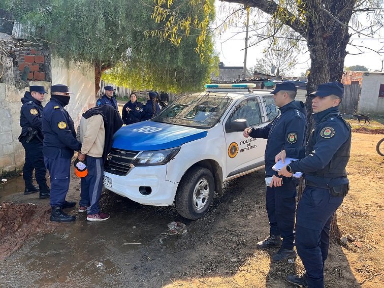Un hombre detenido al ser detectado por drone policial huyendo por un descampado