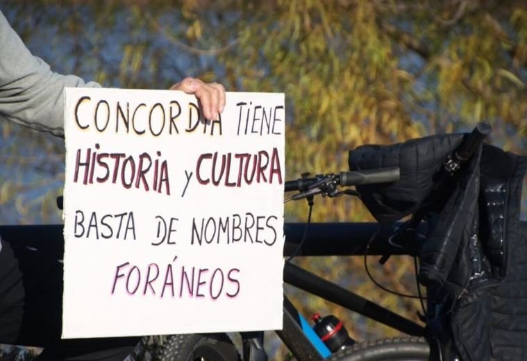 Con una jornada de lectura, vecinos rechazaron la designación de Julio Argentino Roca para la Costanera Nebel.