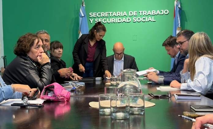 El gobierno provincial convocó a estatales y docentes a mesa paritaria para el próximo lunes