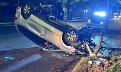 Un vehículo volcó en Avenida Eva Perón tras chocar con una columna y dos personas fueron internadas.