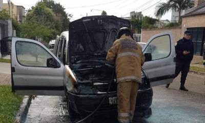 Se prendió fuego un auto en plena vía pública 