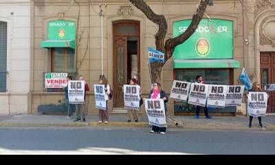 Protesta frente al domicilio de la senadora Cielo Espejo en rechazo a la reforma previsional.