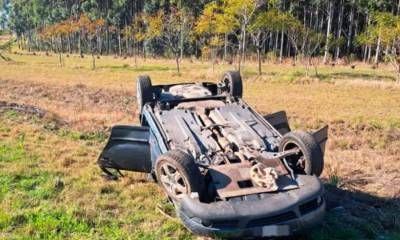 Se distrajo con el celular, despistó y volcó su auto en la Ruta 14: la conductora resultó herida