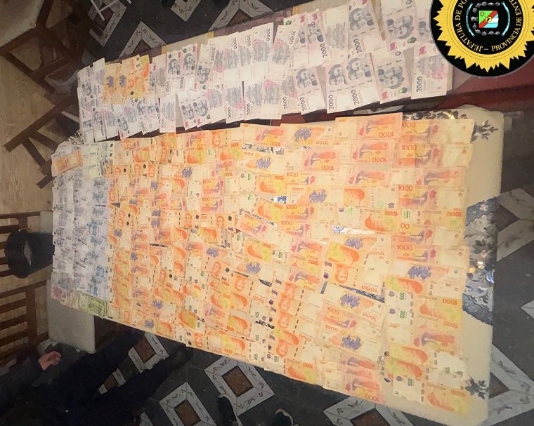La Policía secuestró cocaína, marihuana, dinero y detuvo a dos personas