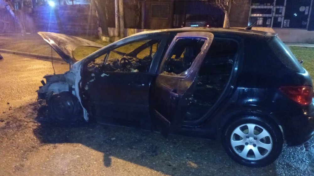 Bomberos sofocaron el incendio de un auto que se prendió fuego en plena circulación.