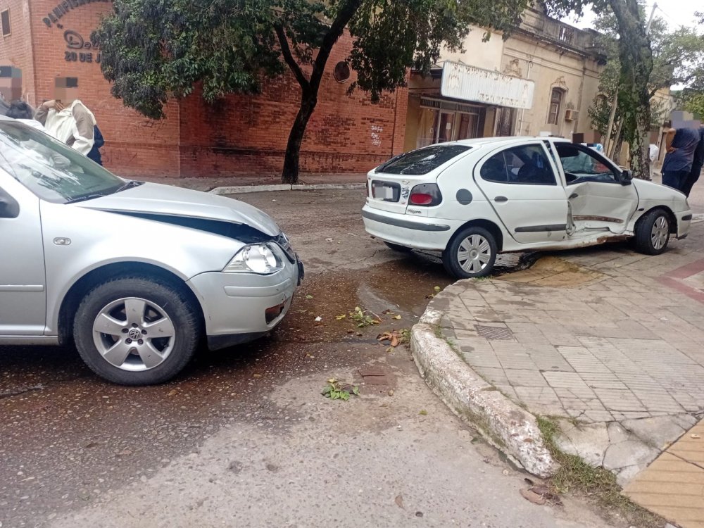 Un menor resultó con lesiones tras la colisión de dos automóviles