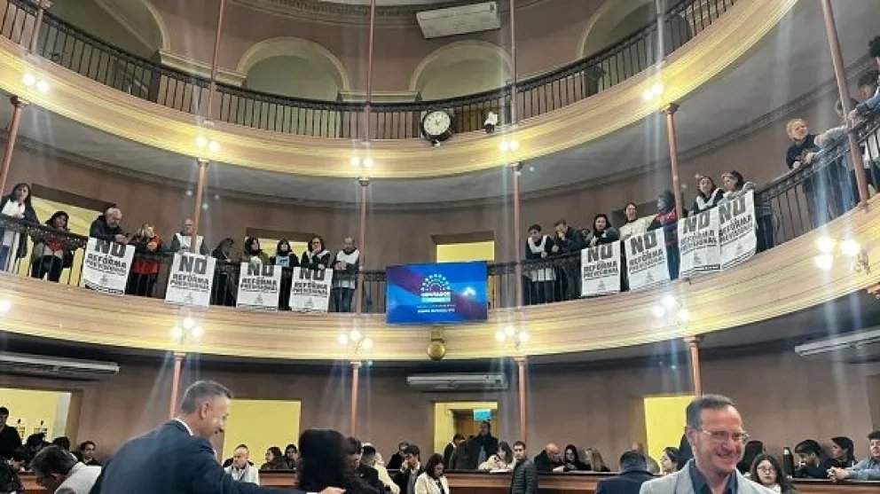 Con Agmer en las gradas y una carpa docente frente a la Legislatura, ingresó a Diputados la reforma previsional