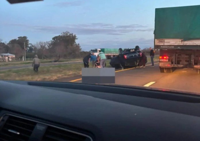 Una camioneta volcó sobre la Autovía 14 en Concepción del Uruguay