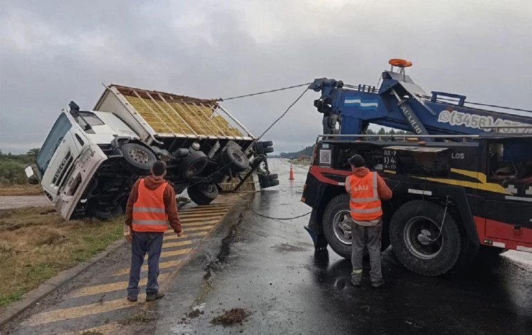 Despiste y vuelco de un camión con acoplado en la Autovía Artigas