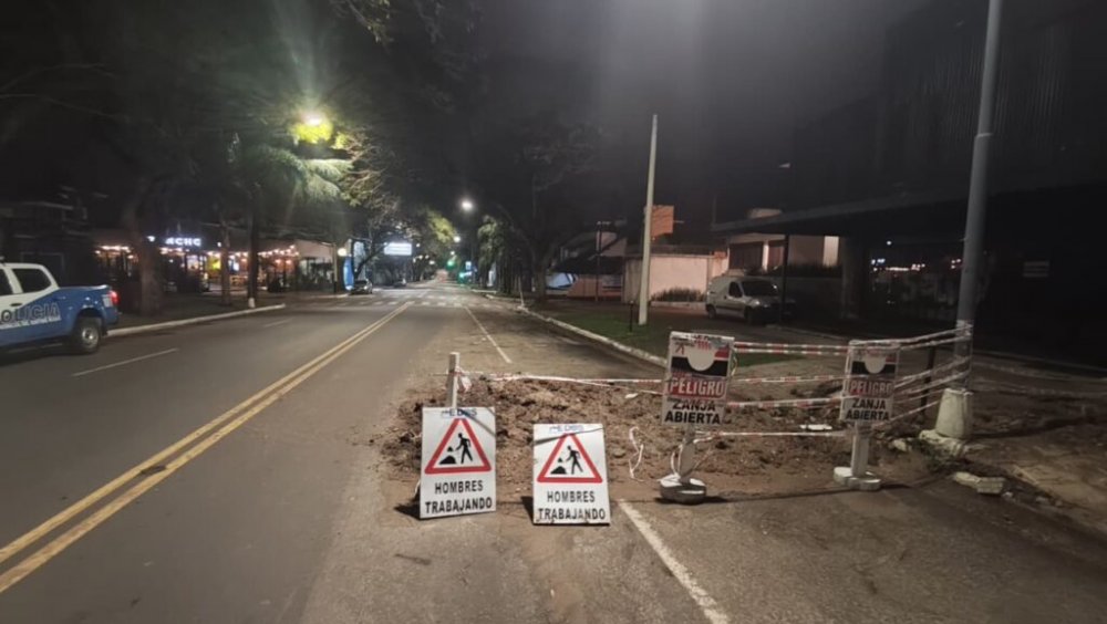 Motociclista sufrió una grave lesión tras impactar contra un montículo de tierra de obra en construcción.