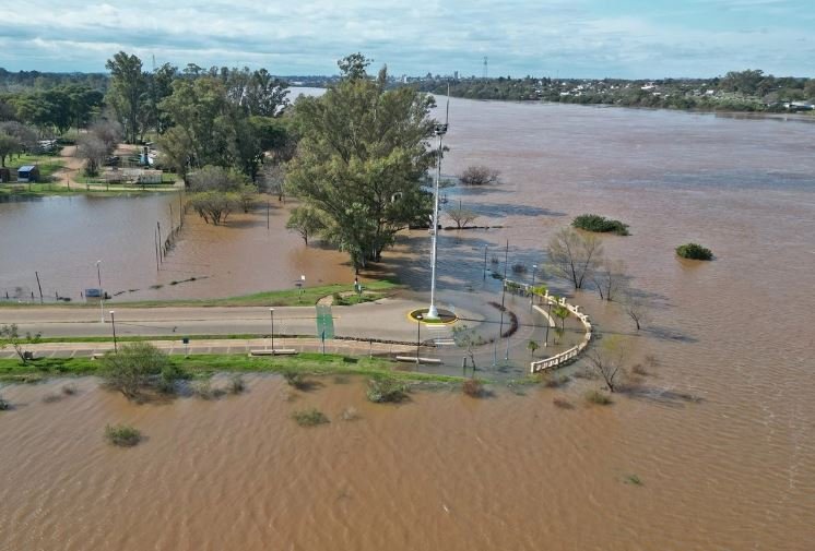 Comerciantes de la Costanera de Concordia, en alerta ante una posible creciente prolongada del río Uruguay.