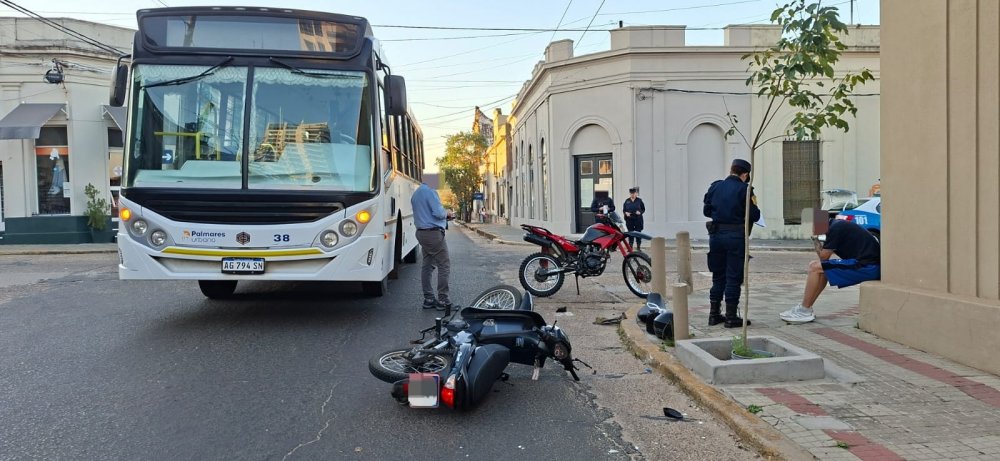 Accidente entre un colectivo y dos motocicletas