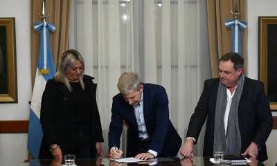 El gobernador firmó convenios con municipios y comunas para fortalecer el mantenimiento de caminos provinciales