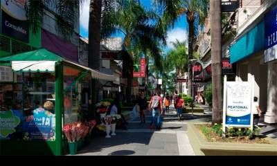 Por el partido de Argentina comercios locales cierran anticipadamente para que sus empleados lleguen a tiempo.