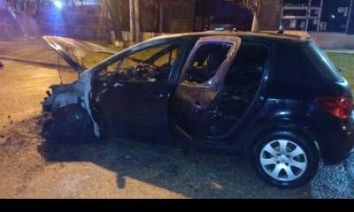 Bomberos sofocaron el incendio de un auto que se prendió fuego en plena circulación.