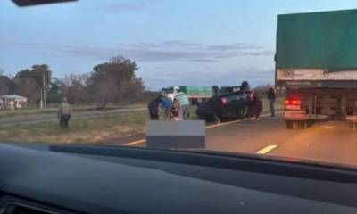Una camioneta volcó sobre la Autovía 14 en Concepción del Uruguay