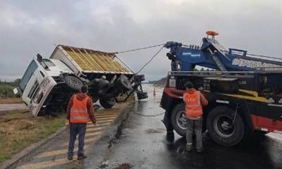 Despiste y vuelco de un camión con acoplado en la Autovía Artigas