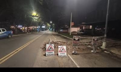 Motociclista sufrió una grave lesión tras impactar contra un montículo de tierra de obra en construcción.