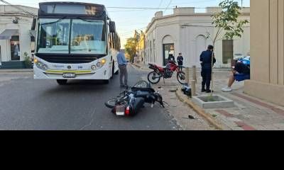 Accidente entre un colectivo y dos motocicletas