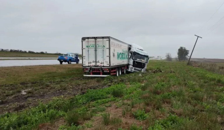 Un camión despistó en la Ruta 14 por una ráfaga de viento